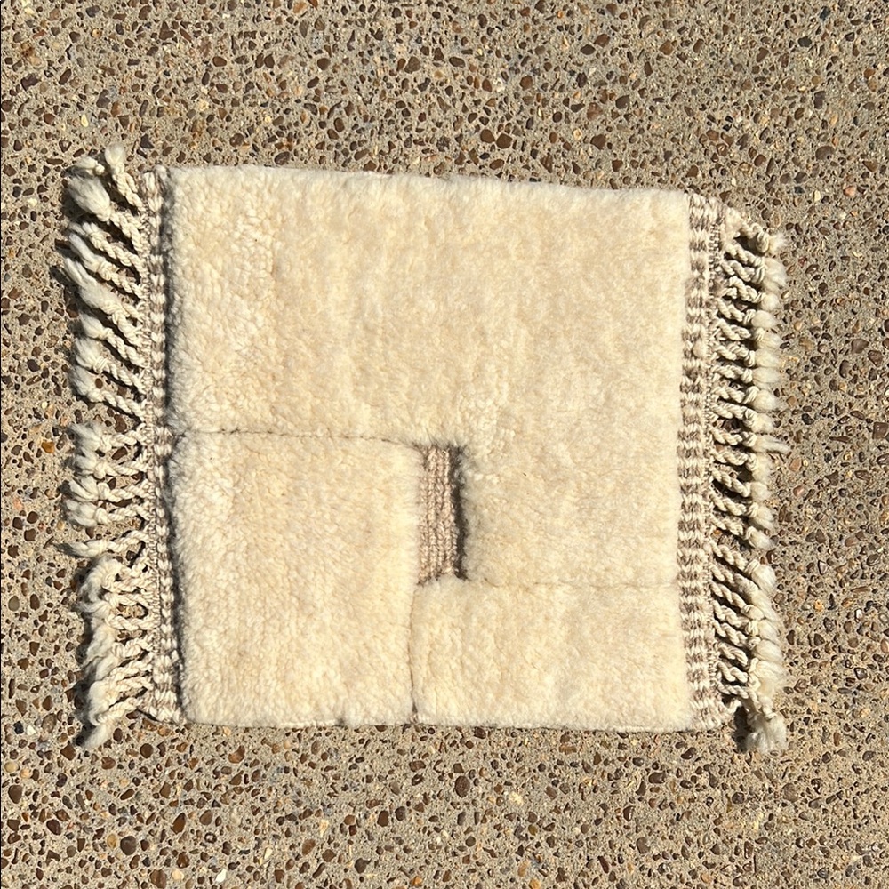 Cream Textured Rug Accent w/ Fringe. Decor Accent Mini Rug sample. Delightful!